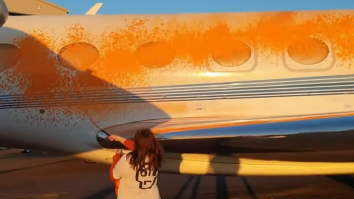Dos activistas climáticas asaltan el aeropuerto de Londres tras la llegada de Taylor Swift: “Los multimillonarios no son intocables”