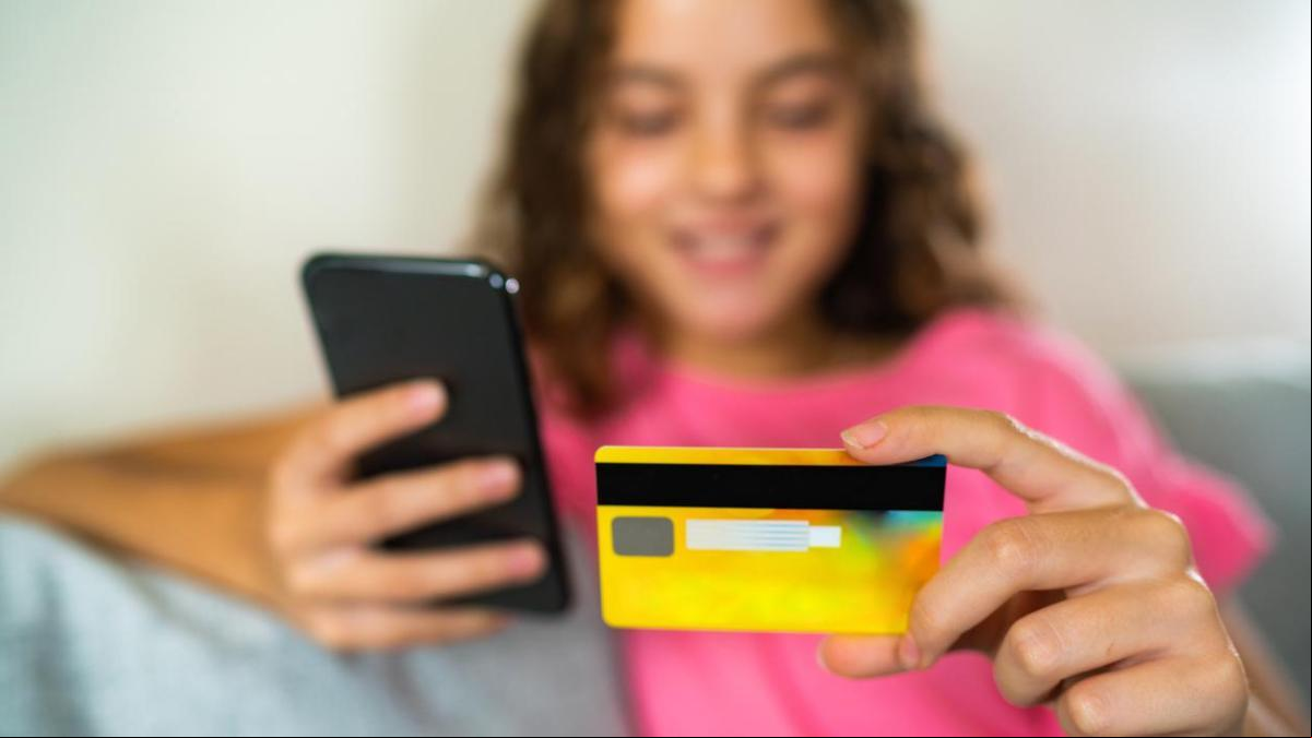 Por qué tu hijo debe tener una cuenta o tarjeta bancaria