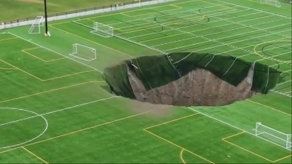 Un enorme socavón se traga un campo de fútbol en Illinois
