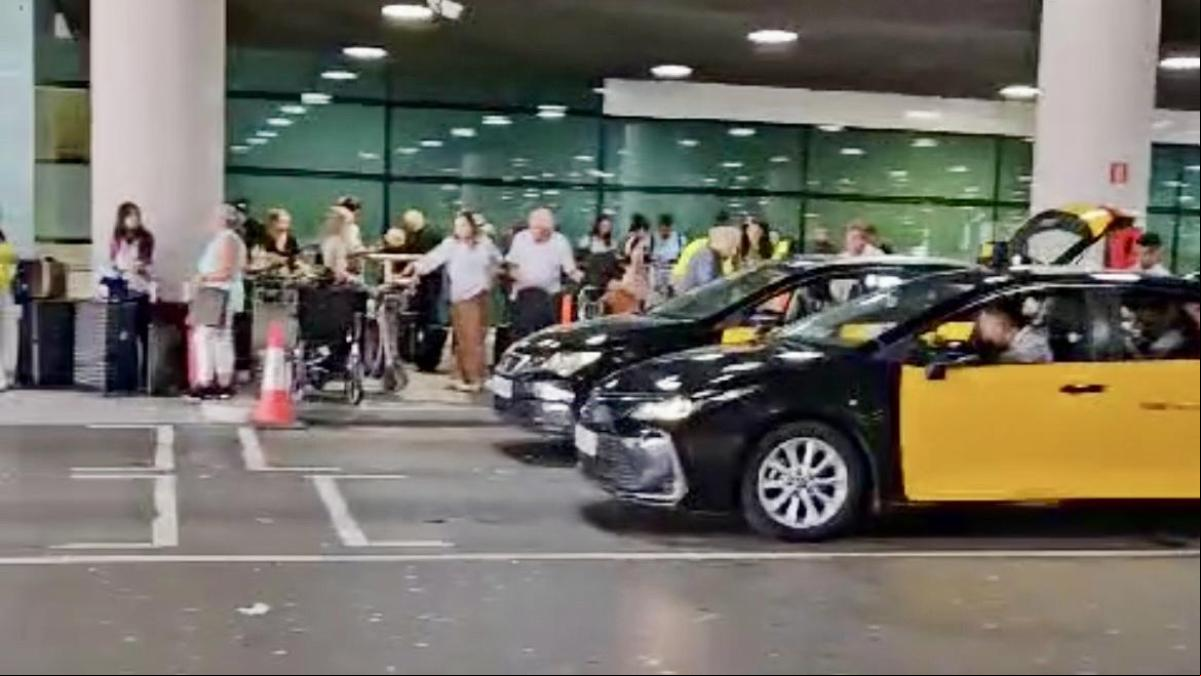 Los taxistas se organizan para acabar con las colas para salir del aeropuerto de El Prat