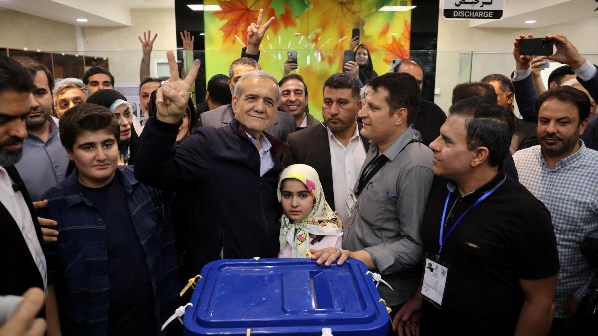 Expectativa por el reformista iraní Pezeshkian, la sorpresa de los comicios