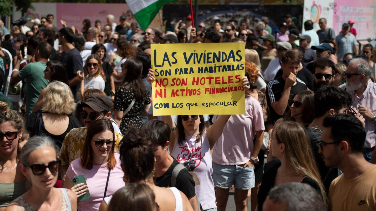 Miles de personas claman por una vivienda digna al grito de Málaga no se vende