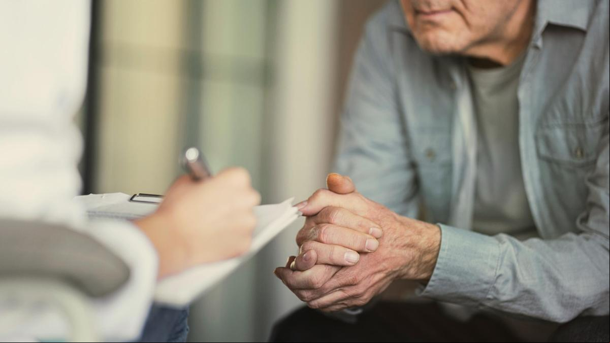 Nunca es tarde para ir a terapia: por qué la salud mental puede ser clave para envejecer bien