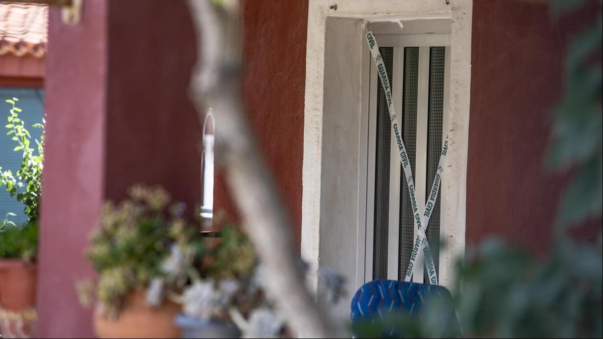 Un hijo del matrimonio encontró a su padre ahorcado y a su madre muerta en Villena