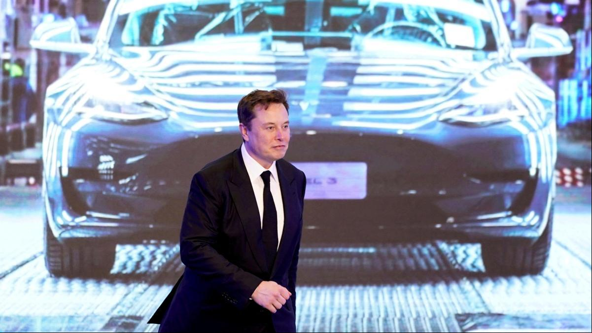 Elon Musk, el hombre más rico del mundo: “En Tesla no hay diferencias entre trabajadores, todo el mundo se sienta en la misma mesa y aparca en el mismo parking”