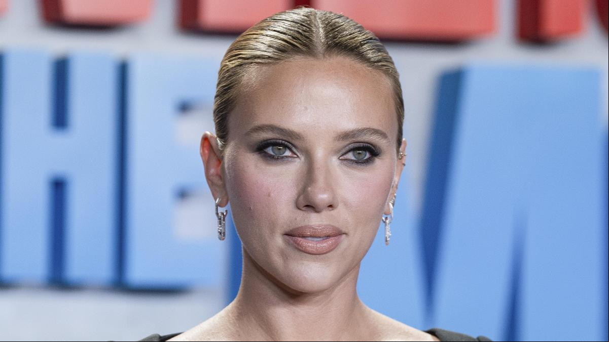 Scarlett Johansson impacta en Madrid con el vestido infalible Scarlett Johansson impacta en Madrid con el vestido infalible