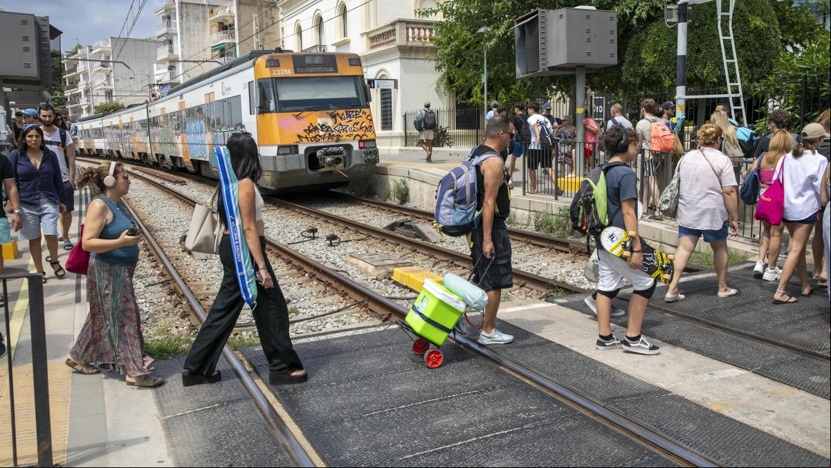 El turista metropolitano invade las playas del Maresme