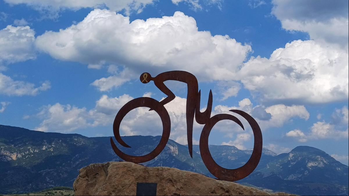 La escultura de Odèn que parece ir en bicicleta