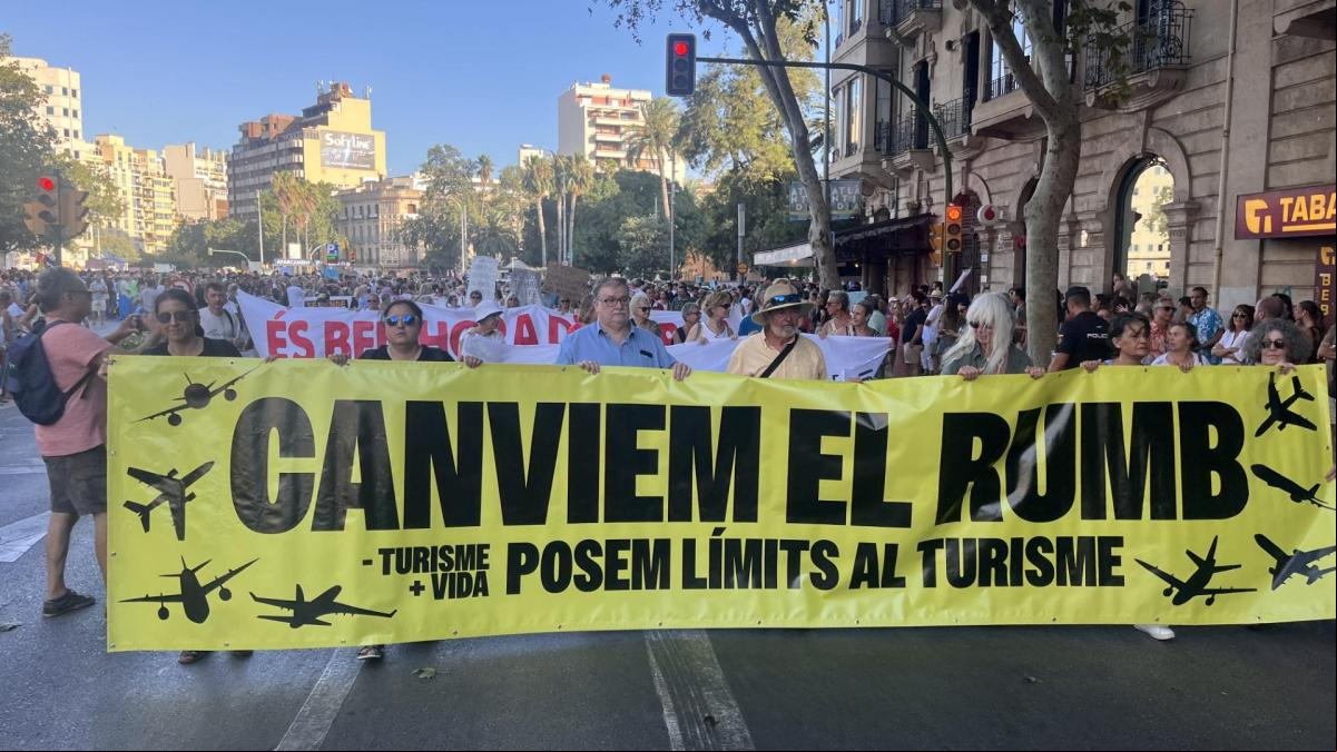 Más de 20.000 personas salen a la calle en Palma contra la masificación turística