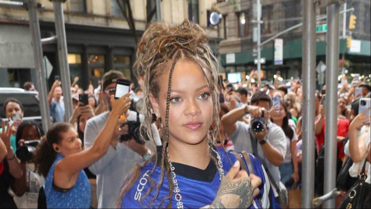 El pantalón Y2K que Rihanna combina con la pieza clave del estilo ‘Blokecore’