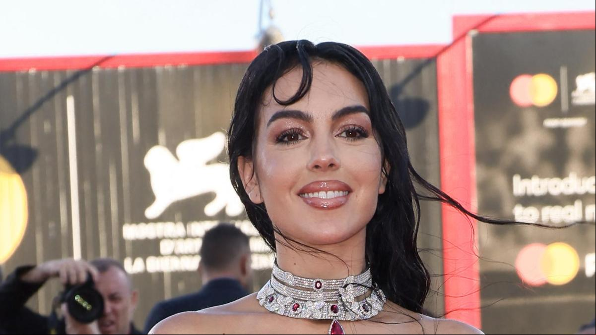 El nuevo vestido favorito de Georgina Rodríguez: transparencias y el escote de moda