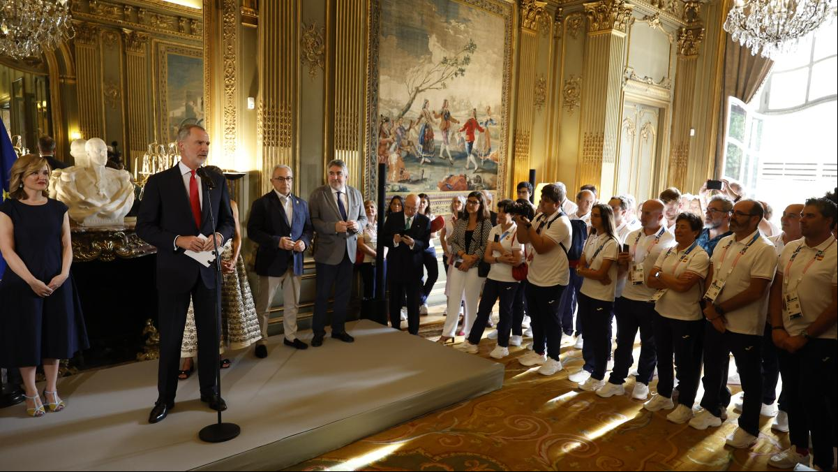 Los Reyes reciben a los deportistas en París antes de los Juegos Olímpicos: “Mucho ánimo y a por todas”