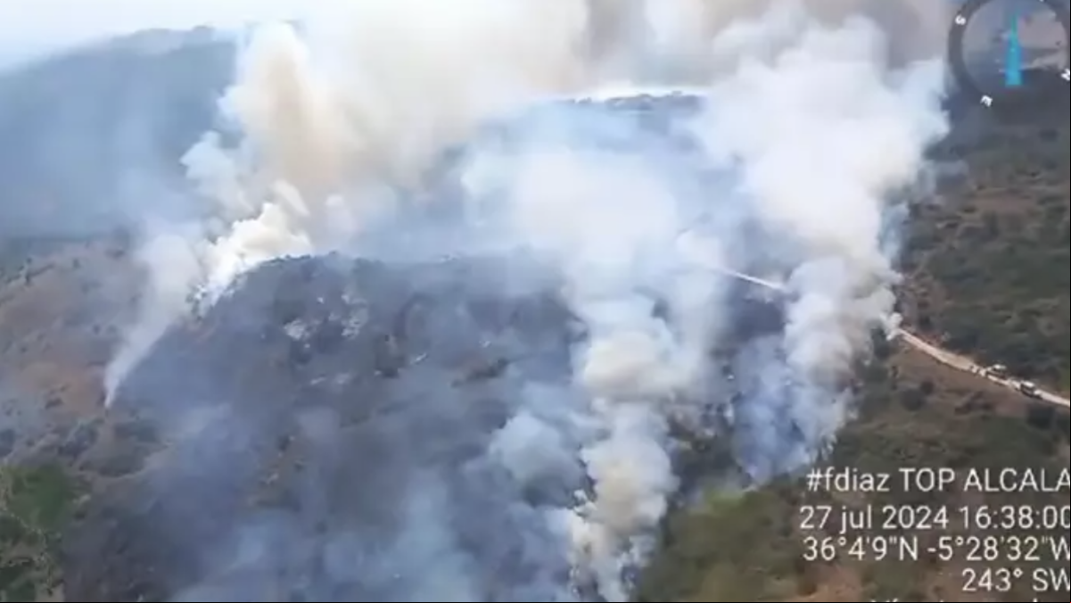 Un incendio forestal en Algeciras moviliza a once medios aéreos y un centenar de bomberos