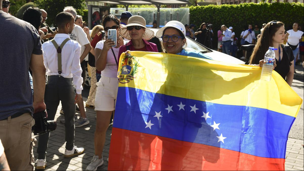 Colas y ganas de cambio entre los venezolanos que votan en España