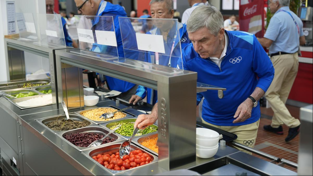 “Escasean los huevos y sirven carne cruda”: Atletas se quejan del menú en la Villa Olímpica