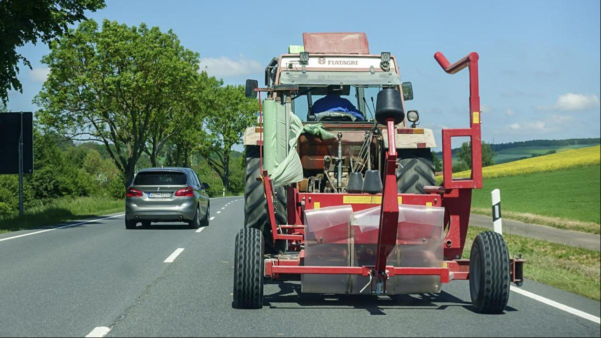 Advertencia de la DGT: nunca hagas esto si te encuentras un tractor en la carretera este verano