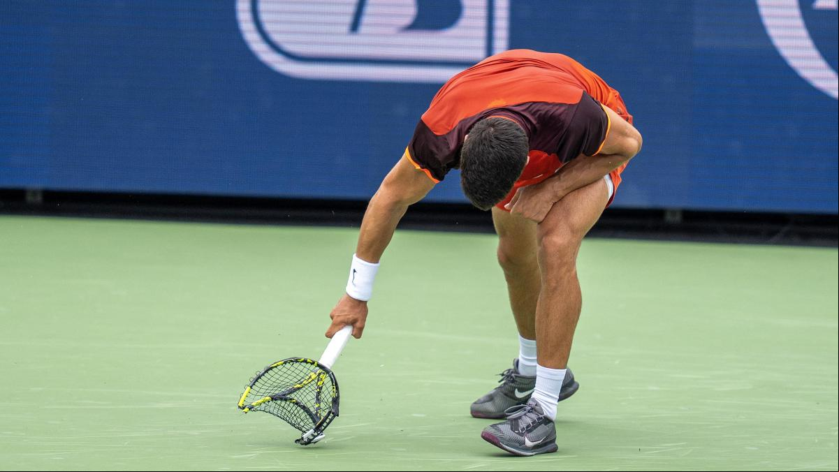Alcaraz pierde los nervios y cae ante Monfils en su debut en Cincinnati