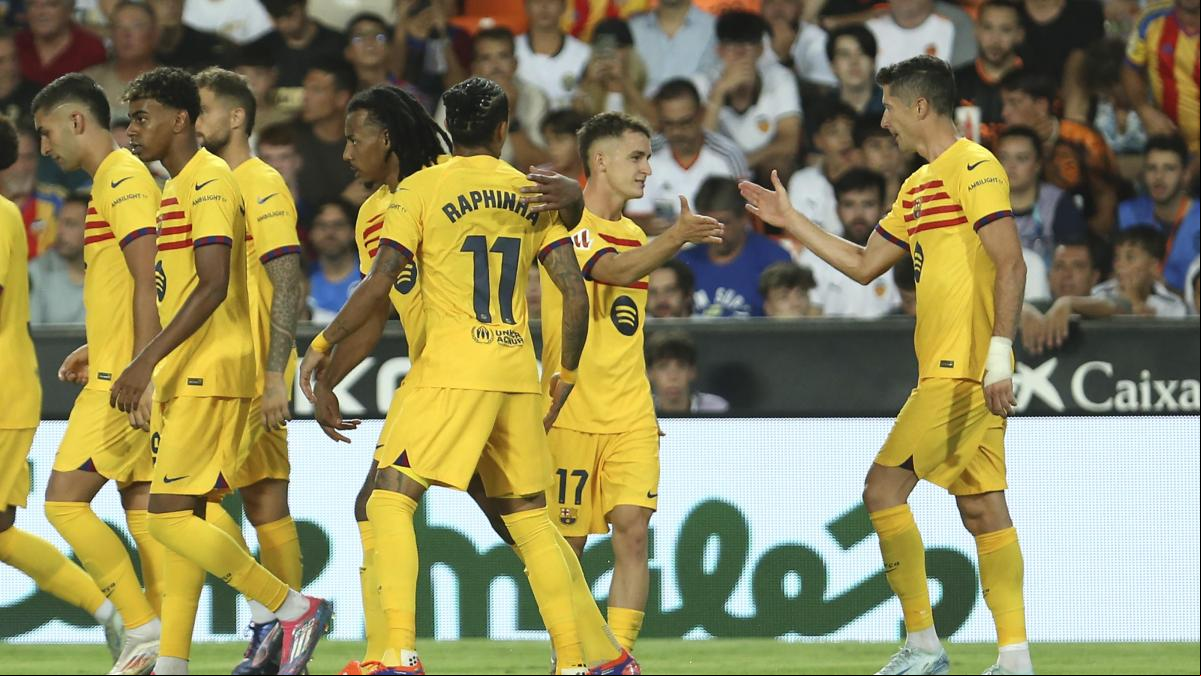 Lewandowski lidera el triunfo de la guardería del Barça en Mestalla