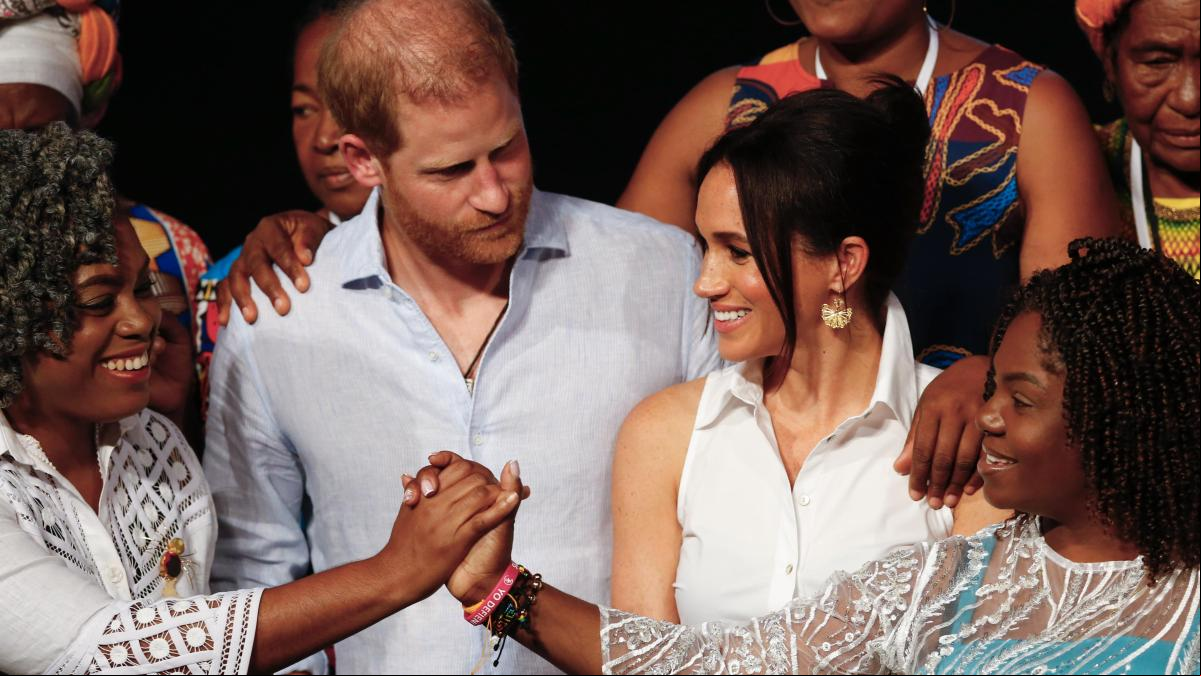 Enrique y Meghan se atreven a bailar salsa antes de finalizar su visita a Colombia