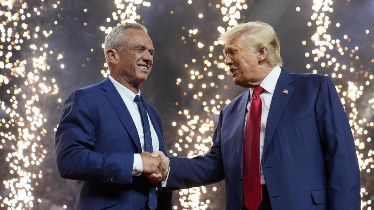 Robert Kennedy suspende su campaña y se alía con Donald Trump
