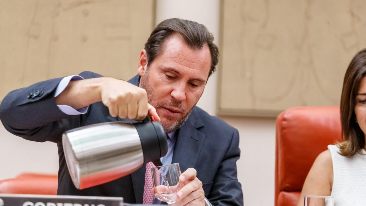Puente se escuda en la “corrupción de la Xunta de Feijóo” para contener los ataques del PP