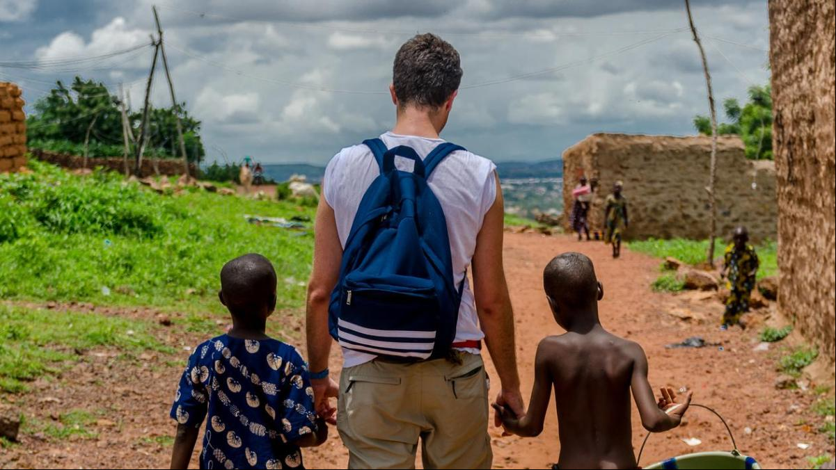 El ‘volunturismo’ o cómo el postureo pervierte la ayuda humanitaria