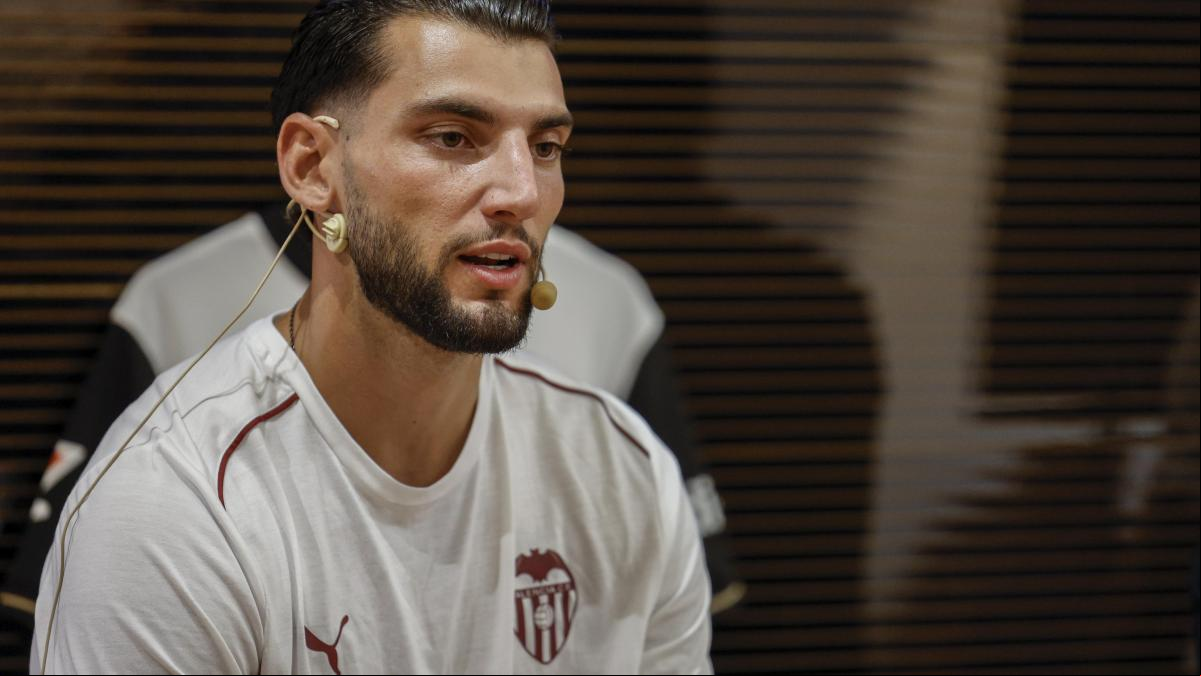 El Valencia C.F. sanciona económicamente a Rafa Mir