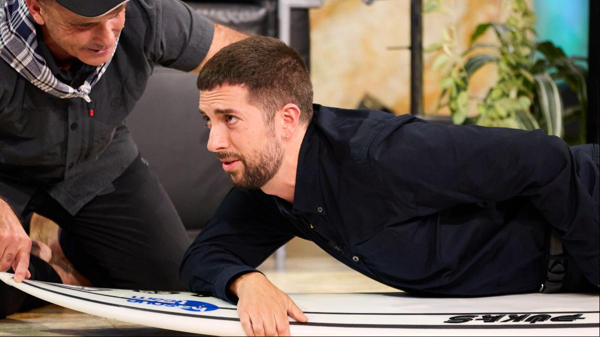 Decorado del funcionariado, Pablo Motos, Pedro Sánchez, Catalunya... las bromas ácidas de Broncano en su estreno en TVE