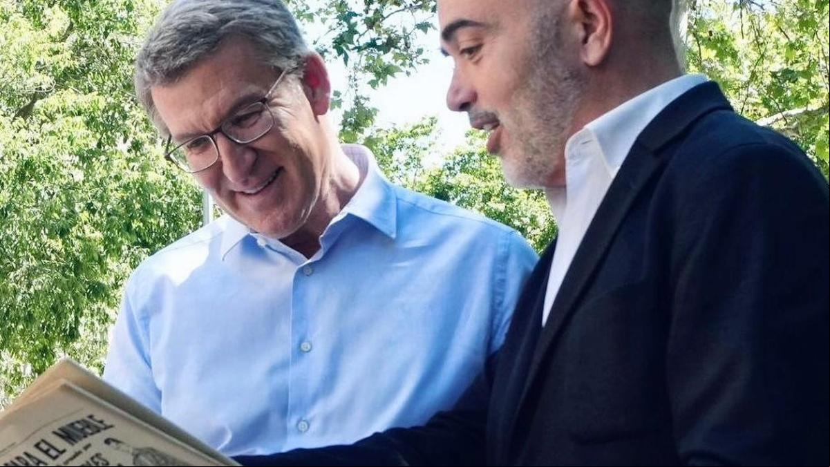 Daniel Sirera regala a Feijóo un ejemplar de La Vanguardia del día de su nacimiento