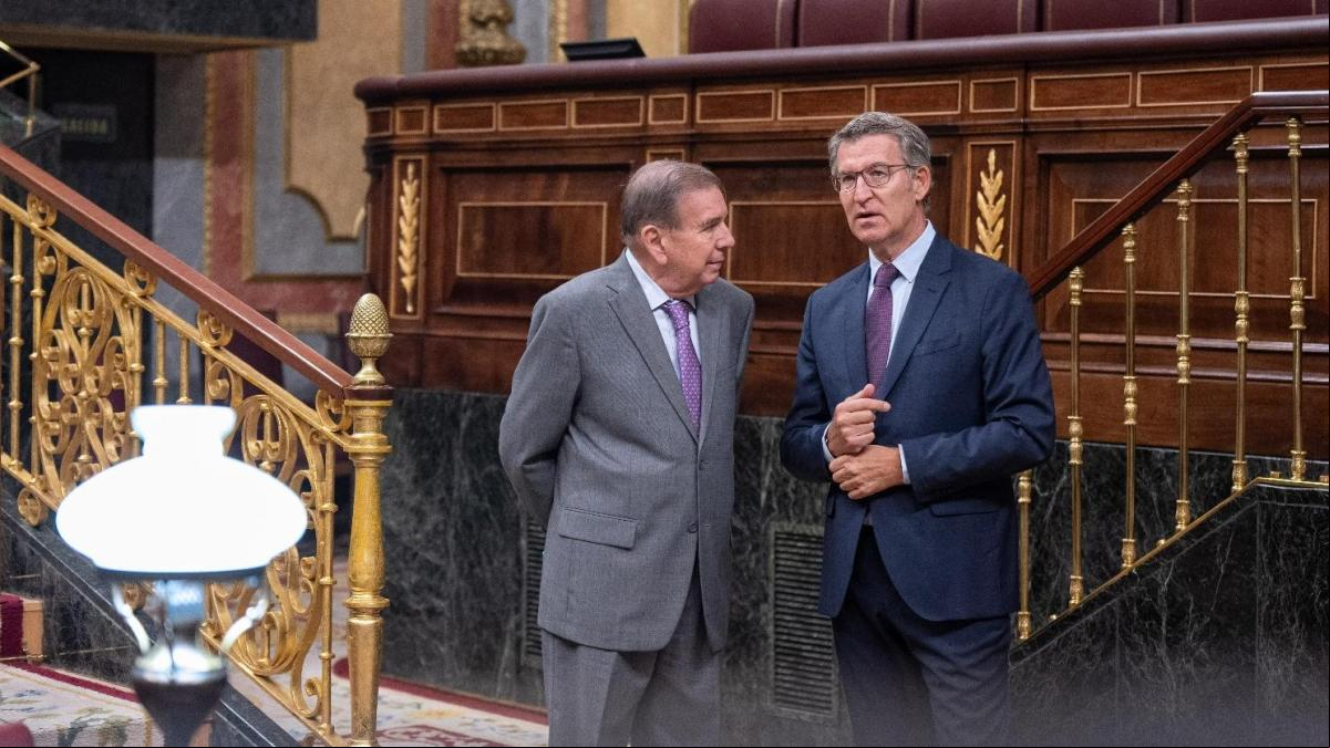 Feijóo se reúne con Edmundo González en el Congreso