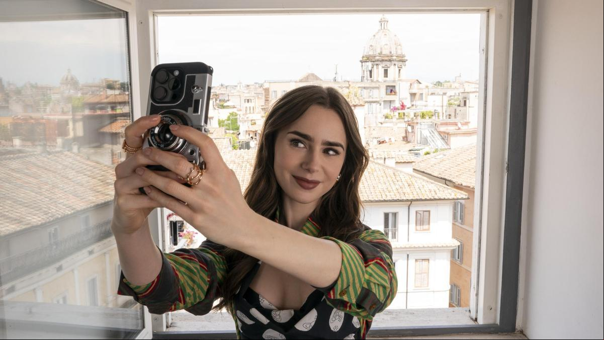 Emily in Paris’ provoca una bronca política entre París y Roma