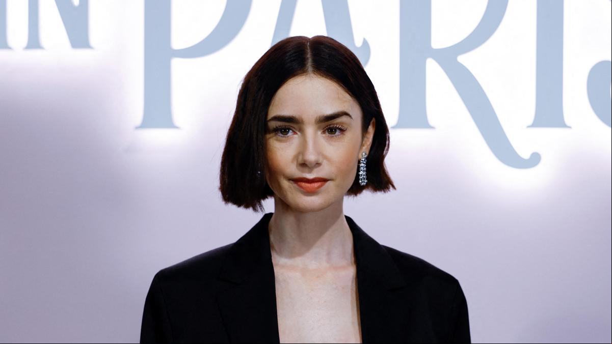 Lily Collins lleva al estilo francés una de las piezas clave para un buen fondo de armario