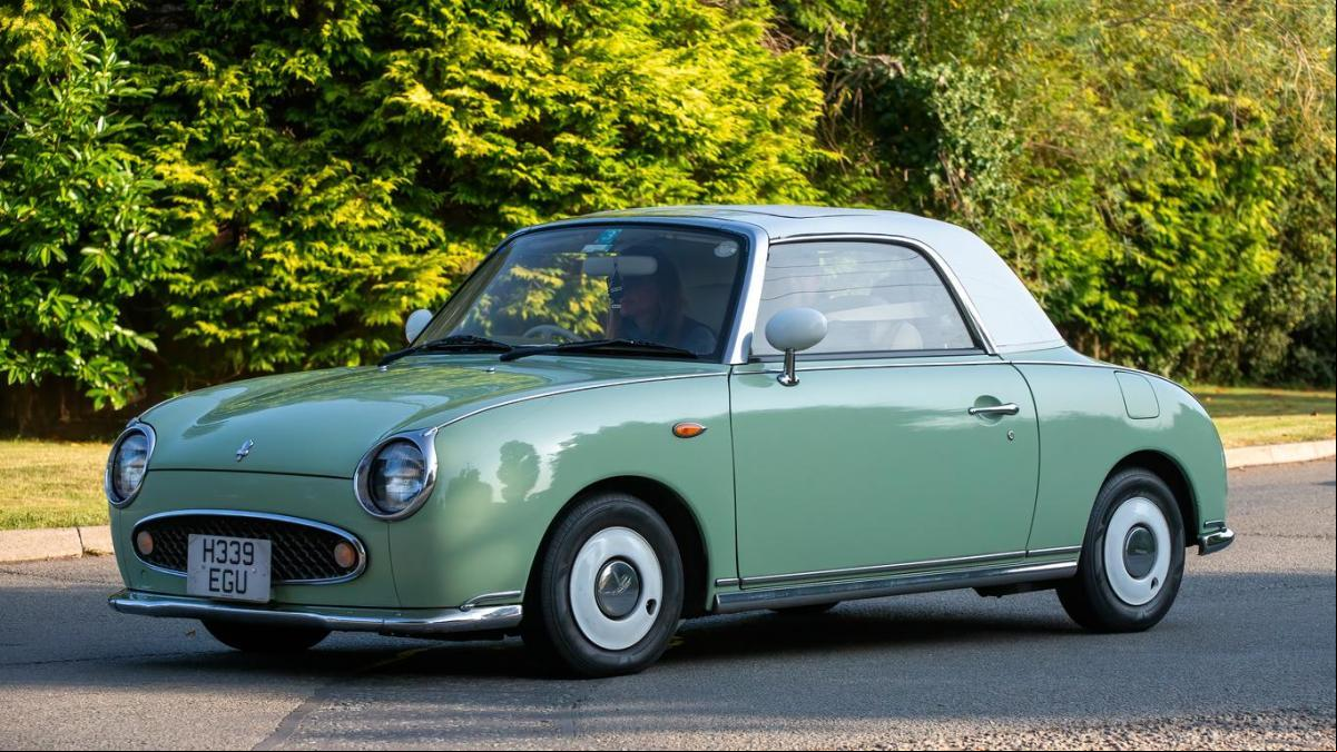 Una chica enseña por qué el Nissan Figaro es su coche favorito y no deja a nadie indiferente: “Estás viviendo mi sueño”