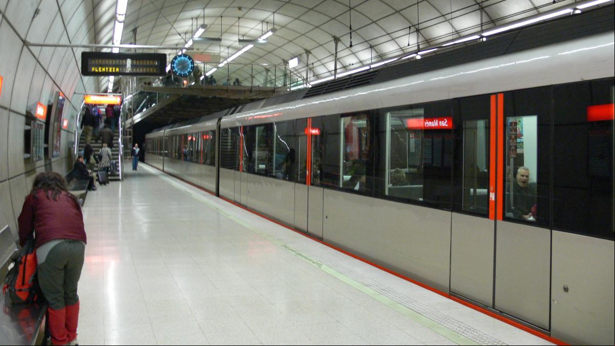 Detenido un joven por arrojar a su pareja desde el andén a las vías poco antes de pasar el metro de Bilbao