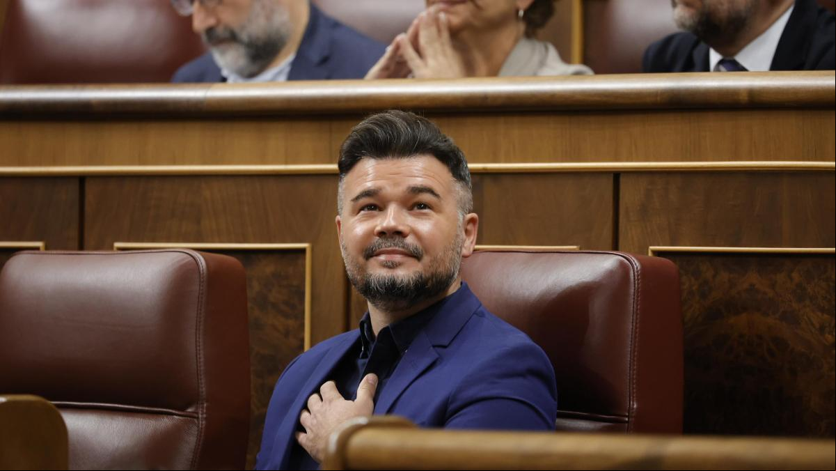 Copia el look de chándal que llevó Gabriel Rufián al llegar al Congreso de los Diputados