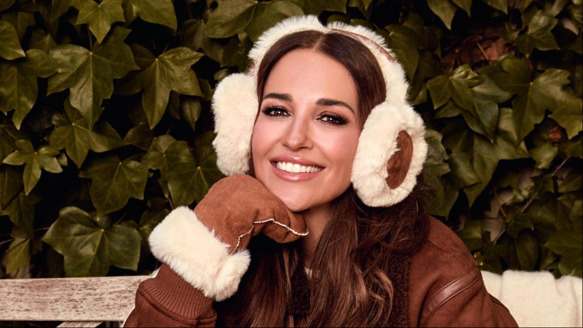 El cómodo y estiloso look de Paula Echevarría para un día de llueve que puedes copiar por menos de 50 euros