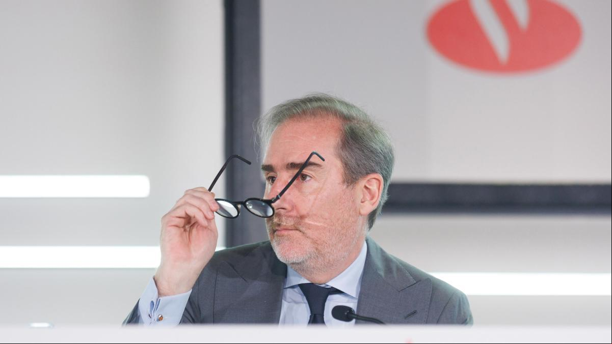 Santander dice que el impuesto a la banca reducirá la confianza inversora y será único en el mundo