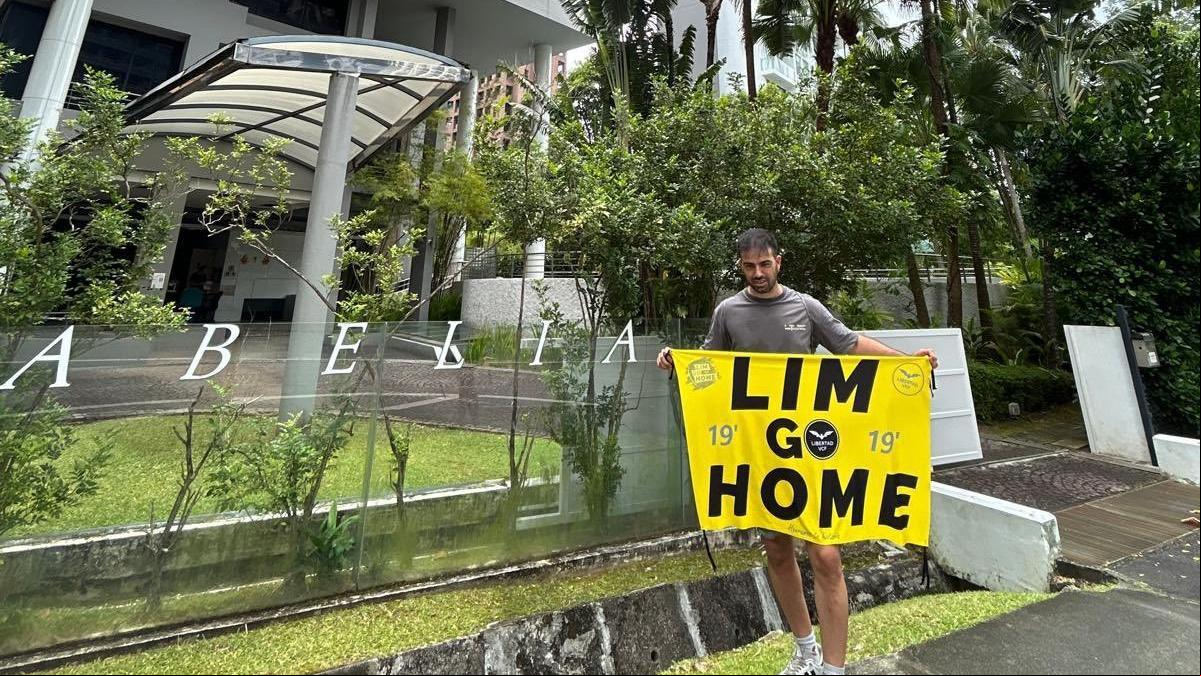 Peter Lim y su pancarta
