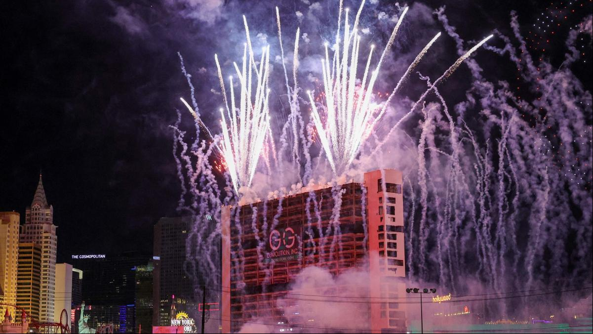 Las Vegas derrumba su mítico hotel Tropicana con un impresionante homenaje