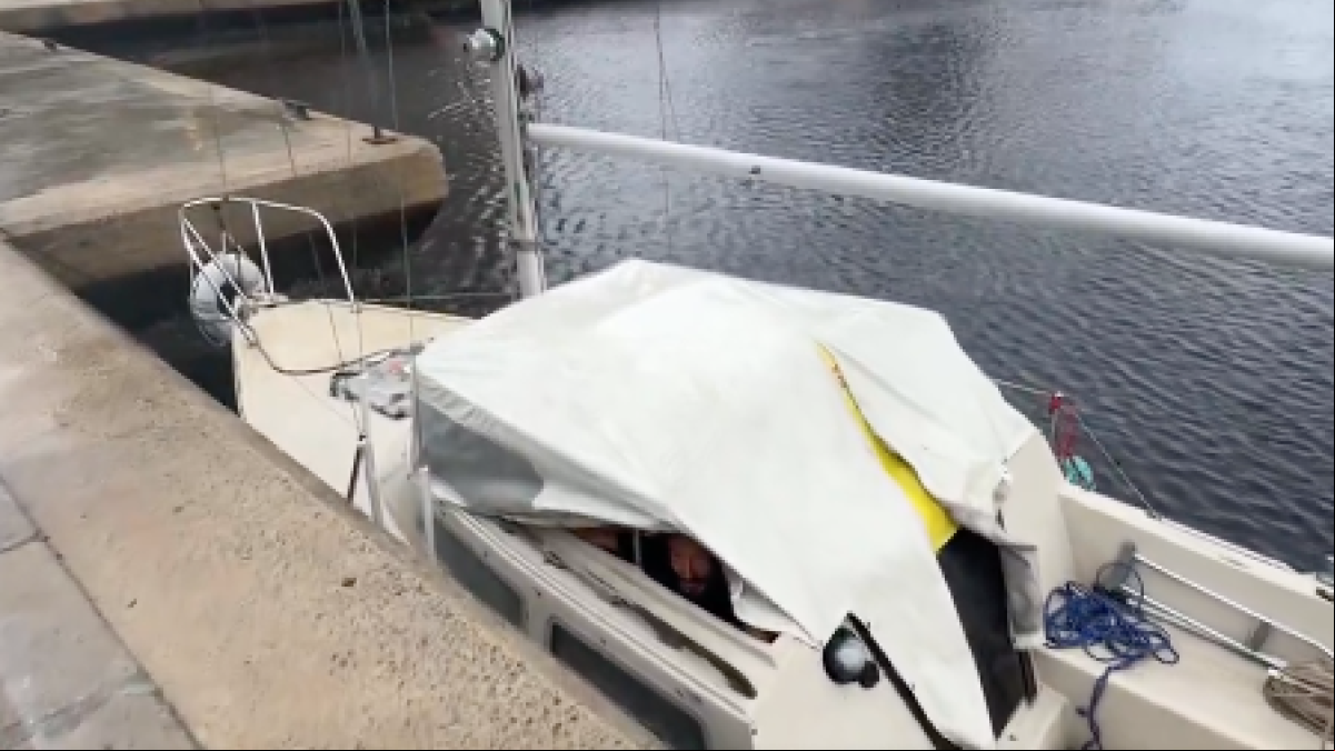 Un hombre de Tampa se viraliza al decidir hacer frente al huracán Milton refugiado en su velero: “Hagan sus apuestas”