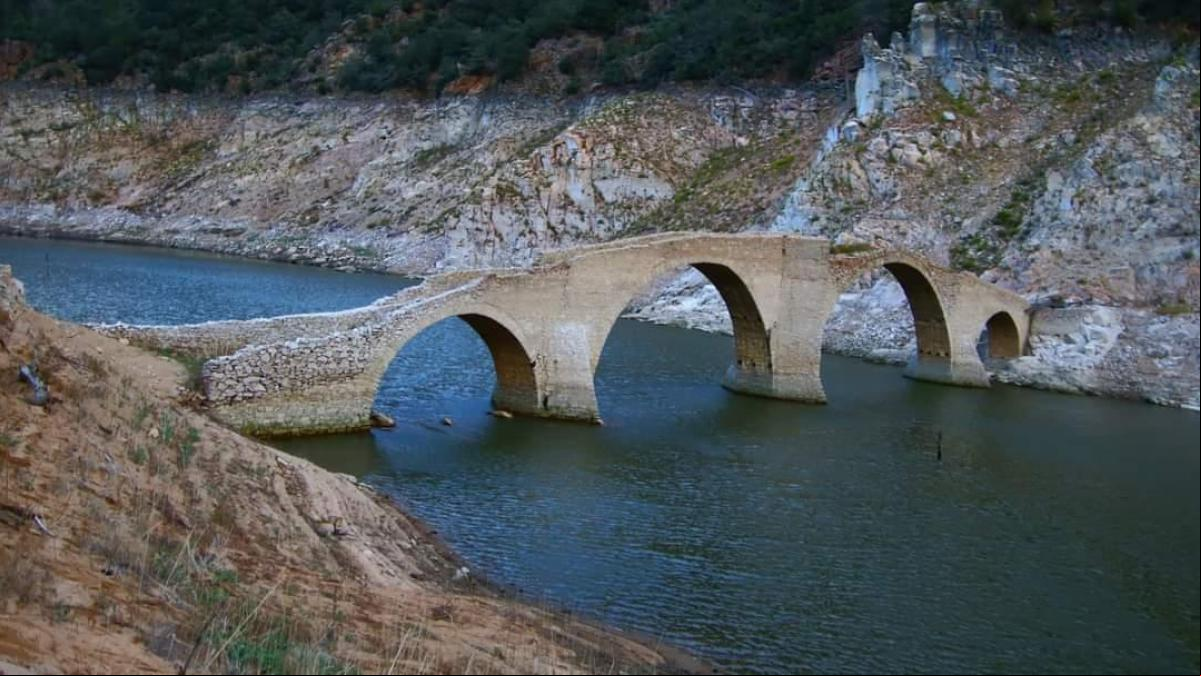 El puente de Querós, transitable por la sequía