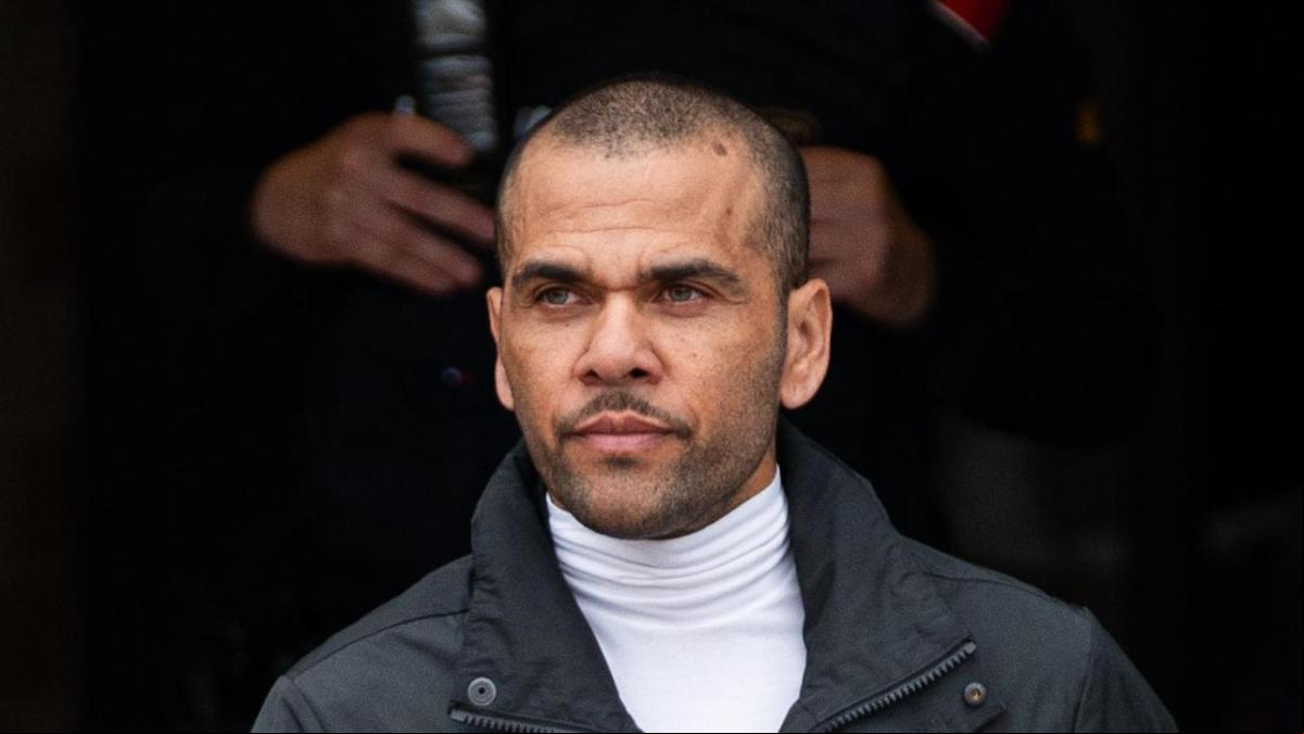 Dani Alves publica una foto con un controvertido mensaje en su camiseta y prohíbe los comentarios