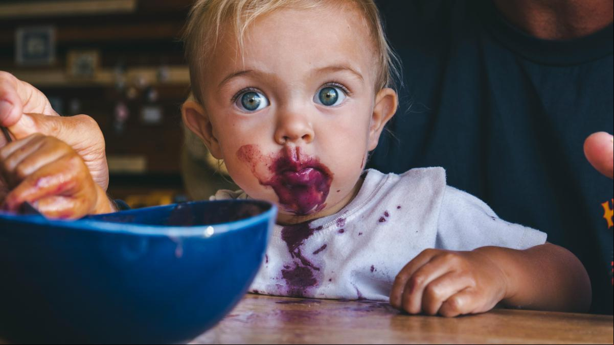 Un estudio revela que casi la mitad de la comida para bebés en Reino Unido contiene niveles de azúcar excesivos