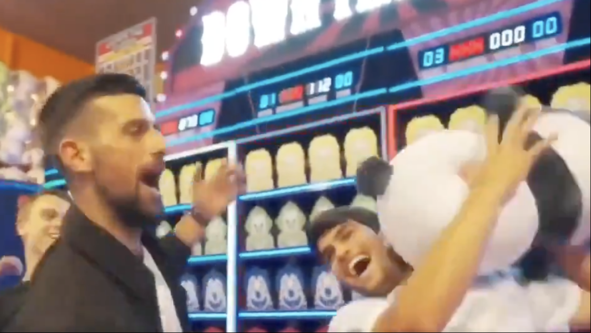 Djokovic sorprende a Nadal con una invitación de baile y gana un peluche con Alcaraz en la alocada fiesta del Six Kings Slam