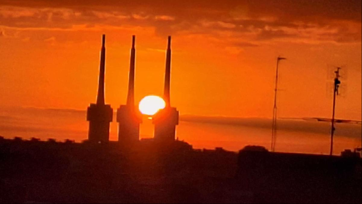 El sol encajado en las Tres Chimeneas del Besòs