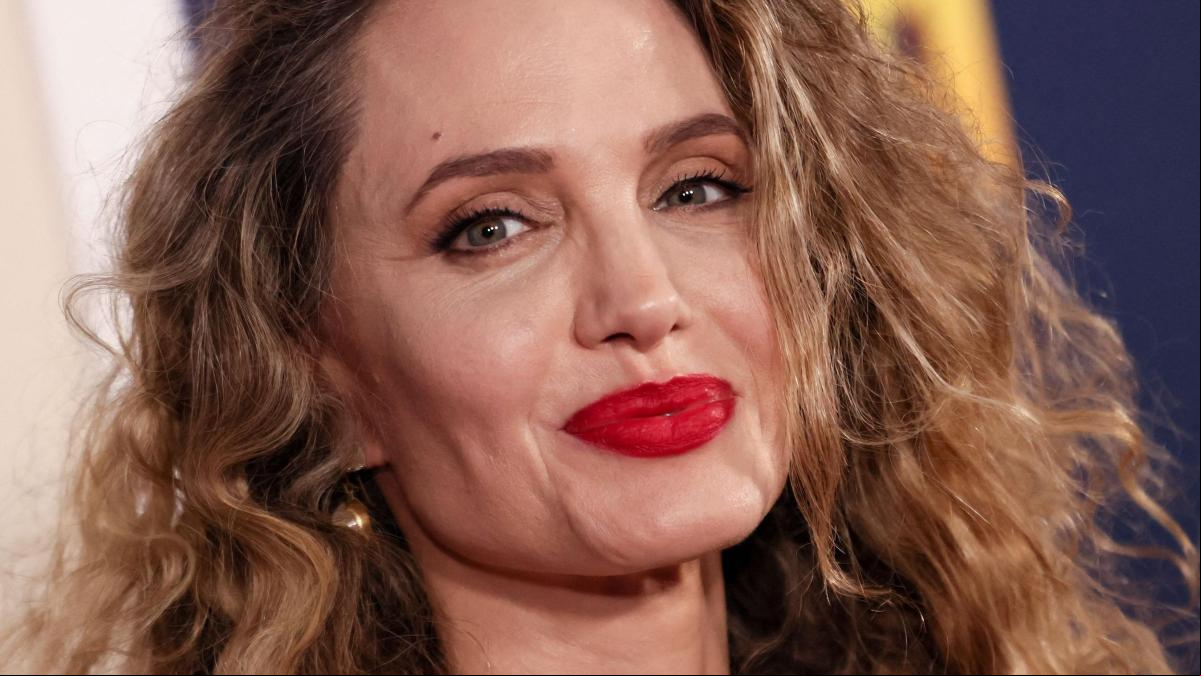 Angelina Jolie impacta con su melena más salvaje