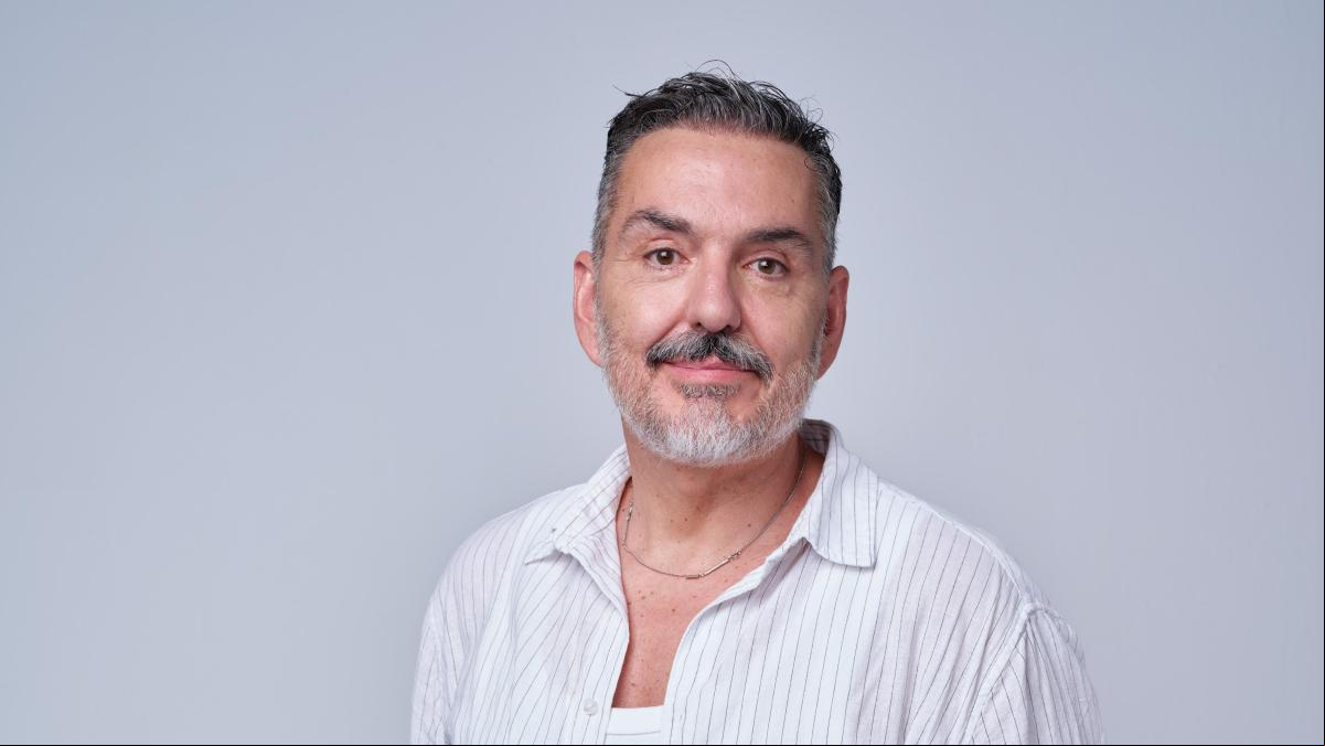 “El mejor truco de belleza es ser natural y educado”: guía de estilo del diseñador Juan Duyos