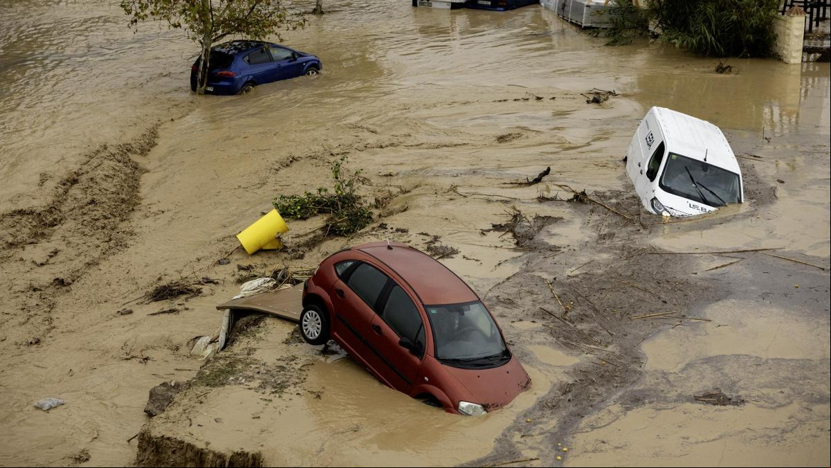 La dana deja ya 7 desaparecidos, un puente caído y un AVE descarrilado