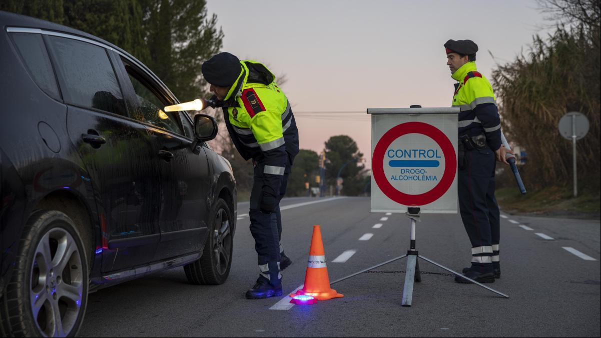 Le pillan conduciendo en la autopista mientras duplica la tasa de alcoholemia y se excusa diciendo que viene del cumpleaños de su hija