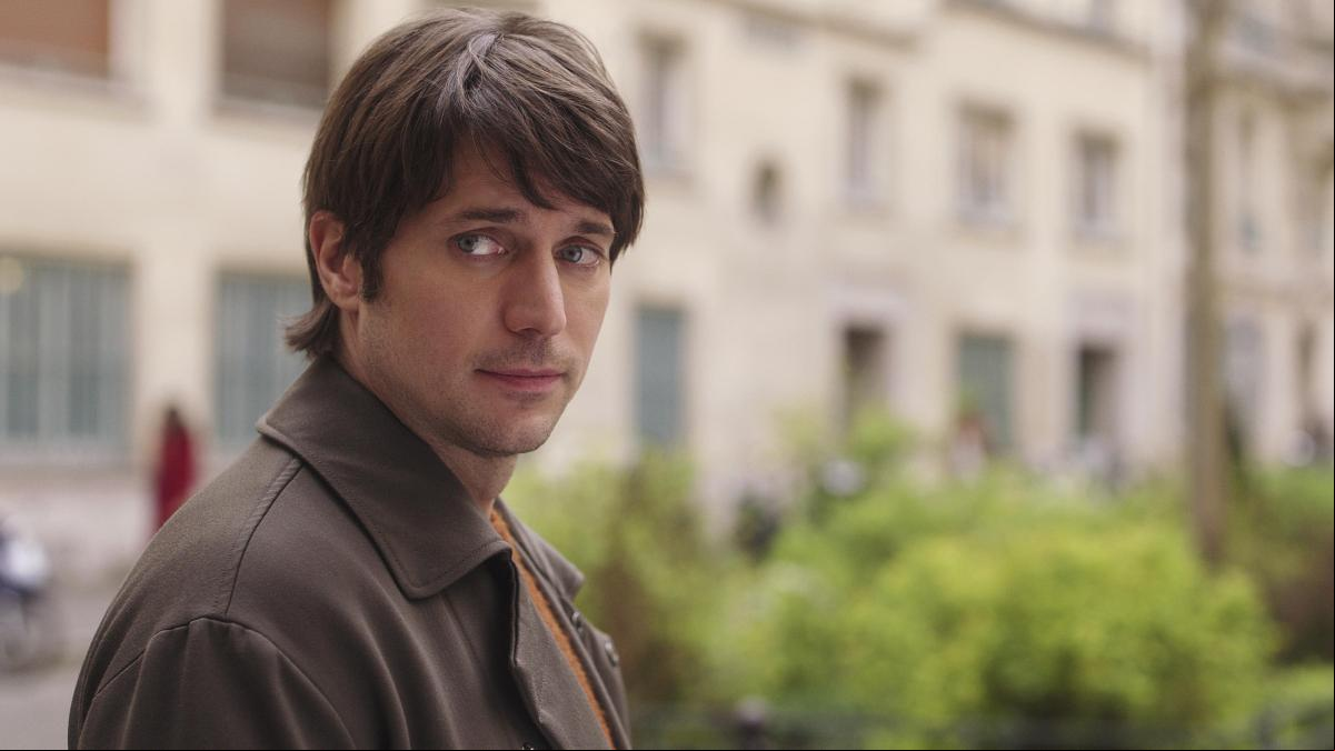 Lucas Bravo se plantea abandonar Emily en París por el trato que recibe Gabriel